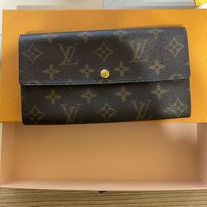 Luis Vuitton Sarah Wallet - Pre Own